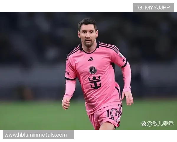 足球巨星独家赠送亲签球裤引发球迷热烈追捧成为收藏焦点 足球巨星独家赠送亲签球裤引发球迷热烈追捧成为收藏焦点